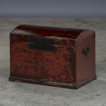 Chest with thick red original lacquer