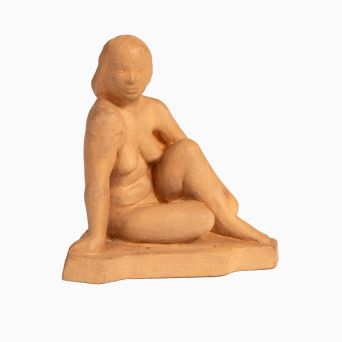 Lerfigur af siddende kvinde – Bengt Lissegårdh