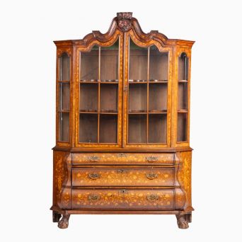 Rokoko vitrineskab med rigt intarsiaarbejde