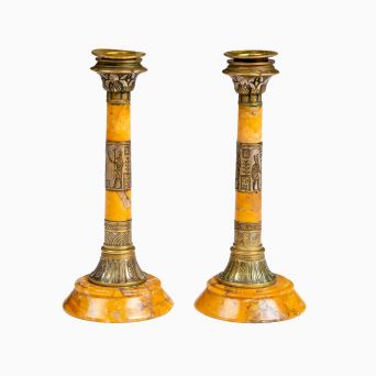 Par Grand Tour lysestager i travertinmarmor med egyptiserende bronzemonteringer