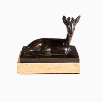 Bronzeskulptur af liggende hjort, signeret J. Miller