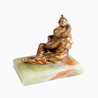 Skulptur af citarspillende klovn