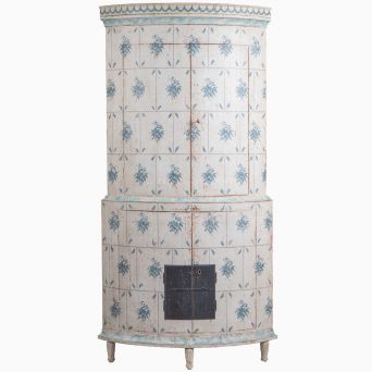 Svensk gustaviansk hjørneskab som imiteret kakkelovn, Sverige, ca. 1780–1800