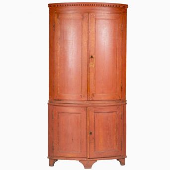 Gustaviansk hjørneskab i koralfarve, ca. 1800–1810