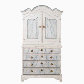 Svensk barokskab i lysegrå og blågrå marmoreret farve, ca. 1750