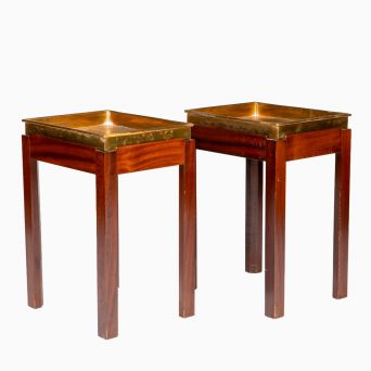 Par sideborde med messingbakker på understel udført i mahogni med oliefinish.
Lysenberg-Hansen & Terp, 1950'erne