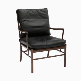 Ole Wanscher. Colonial Chair i mahogni med hynder i sort læder. Udført hos P.S. Møbler i 1960-70'erne.
Designet i 1949 for P. Jeppesen Møbelfabrik