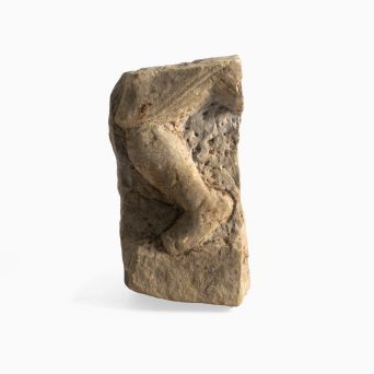 400-600 år gl. sandstens fragment af ben
