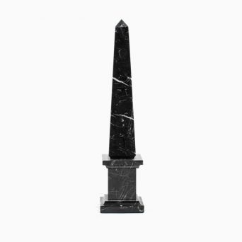 Obelisk i sortbroget marmor 