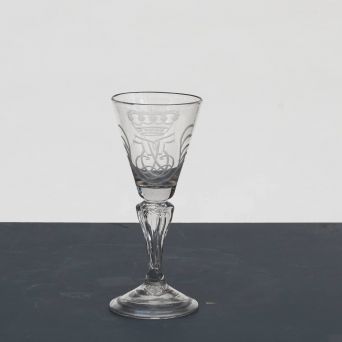 Norsk 'Nøstetangen' glas graveret med monogram for Frederik V.
