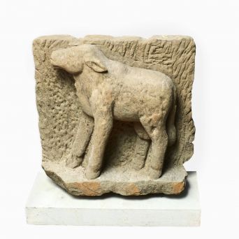 Sandstens relief "Hellig ko". Burma 1500-1600 tallet 