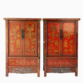 Par Qing skabe i rød lak med originale dekorationer, ca. 1830